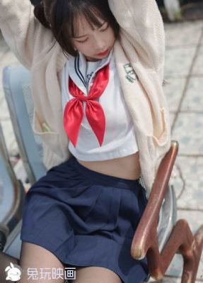 晨曦中的女孩